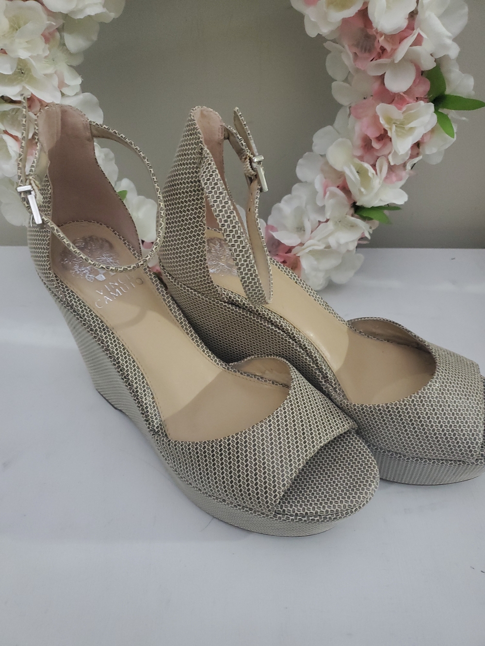 VinceCamuto GoldWedgeHeels Size 8 Bridal Wedding Sandals Elegant Platform Shoes